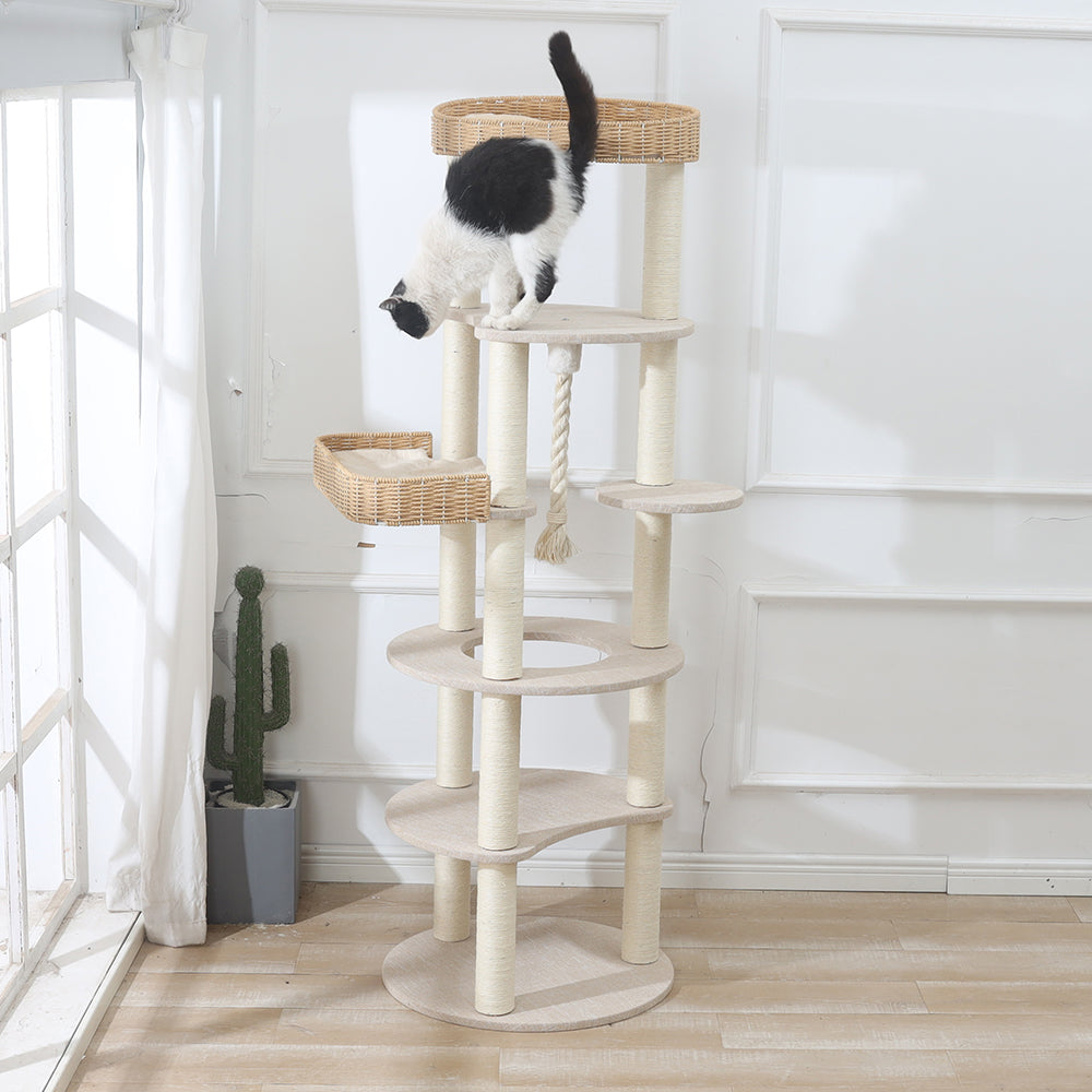 猫が登る天然素材のキャットタワー