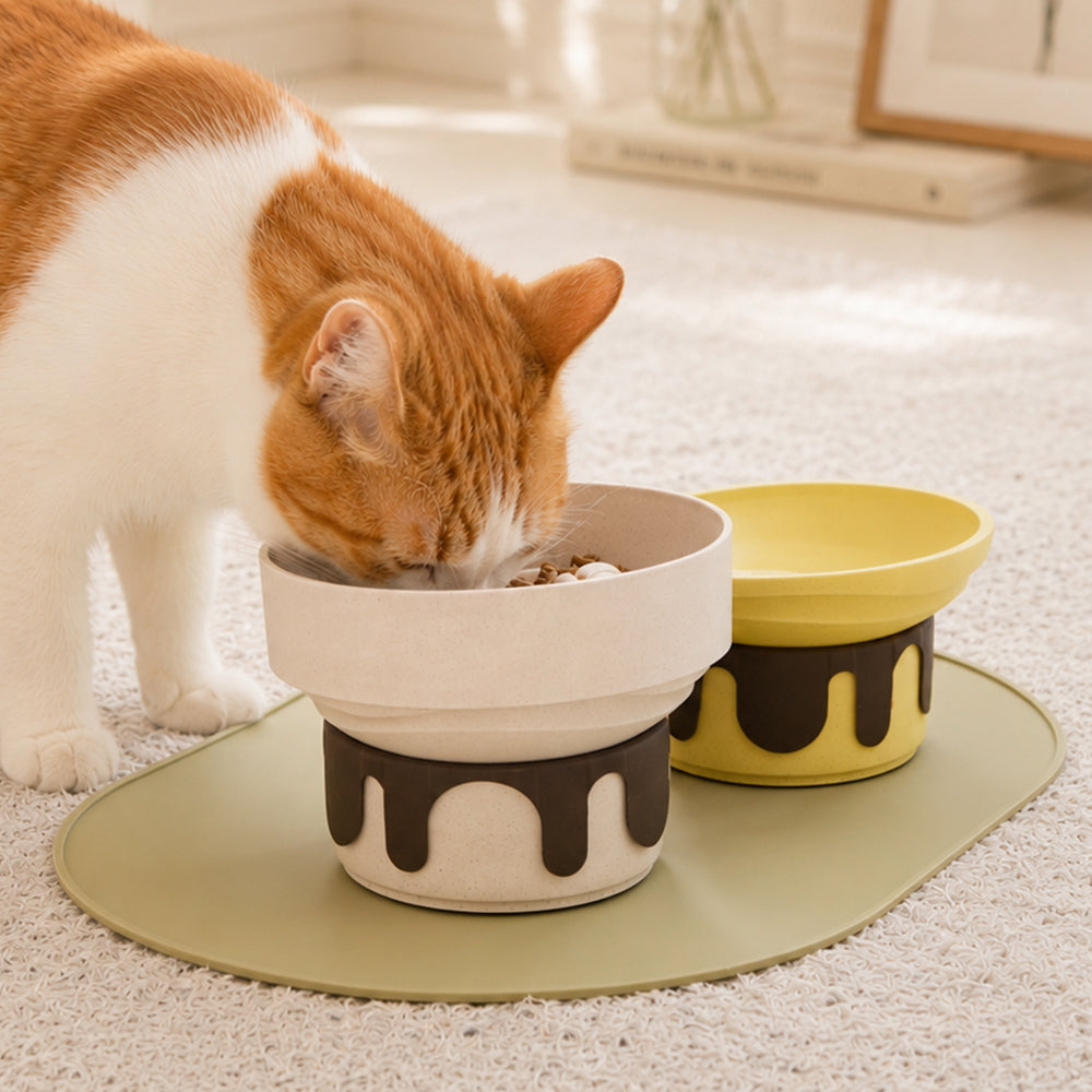 猫用フードボールで山盛りを食べる猫